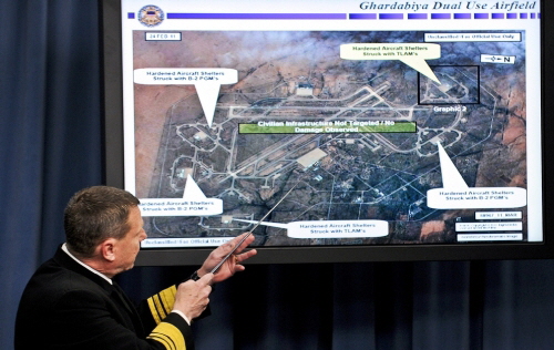Right: In Washington  in March 21, 2011, the US Navy Vice Adm. William E. Gortney will present the details of the air strike against the Ghardabiya air base. Photo: AFPS