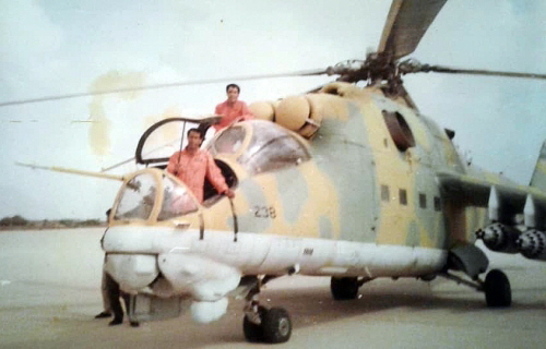 The 1325th Squadron s Mi-25 (Mi-24D) Hind-D combat helicopter and the crew at Misurata airport. The 1325th Squadron s Mi-25 (Mi-24D) Hind-D combat helicopter and the crew at Misurata airport.