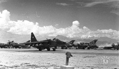 Soviet Su-25 Frogfoot-A taxiing out in front of Afghan Air Force Su-22M Fitter-J and 27th Guard Fighter Air Regiments MiG-21bis Fishbed-L in Bagram airport in 1982.