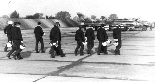 730th Fighter Bomber Air Regiment's pilots front of their Su-17M4 Fitter-K aircraft at Neuruppin