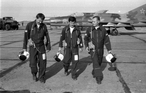 Hungarian pilots at Privolzhskiy, Astrakhan airport on the STRELBA-85 exercise in 1985