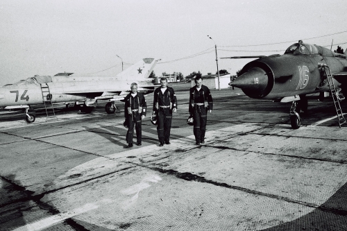 Hungarian pilots at Privolzhskiy, Astrakhan airport on the STRELBA-85 exercise in 1985