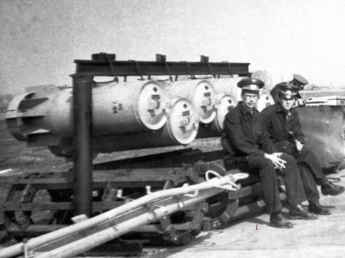 Soviet technical crews of Su-25 Frogfoot-A ground attack aircraft in front of RBK-500 cluster bombs in Kalinov airport. Photo: Cmorodin Igor collection